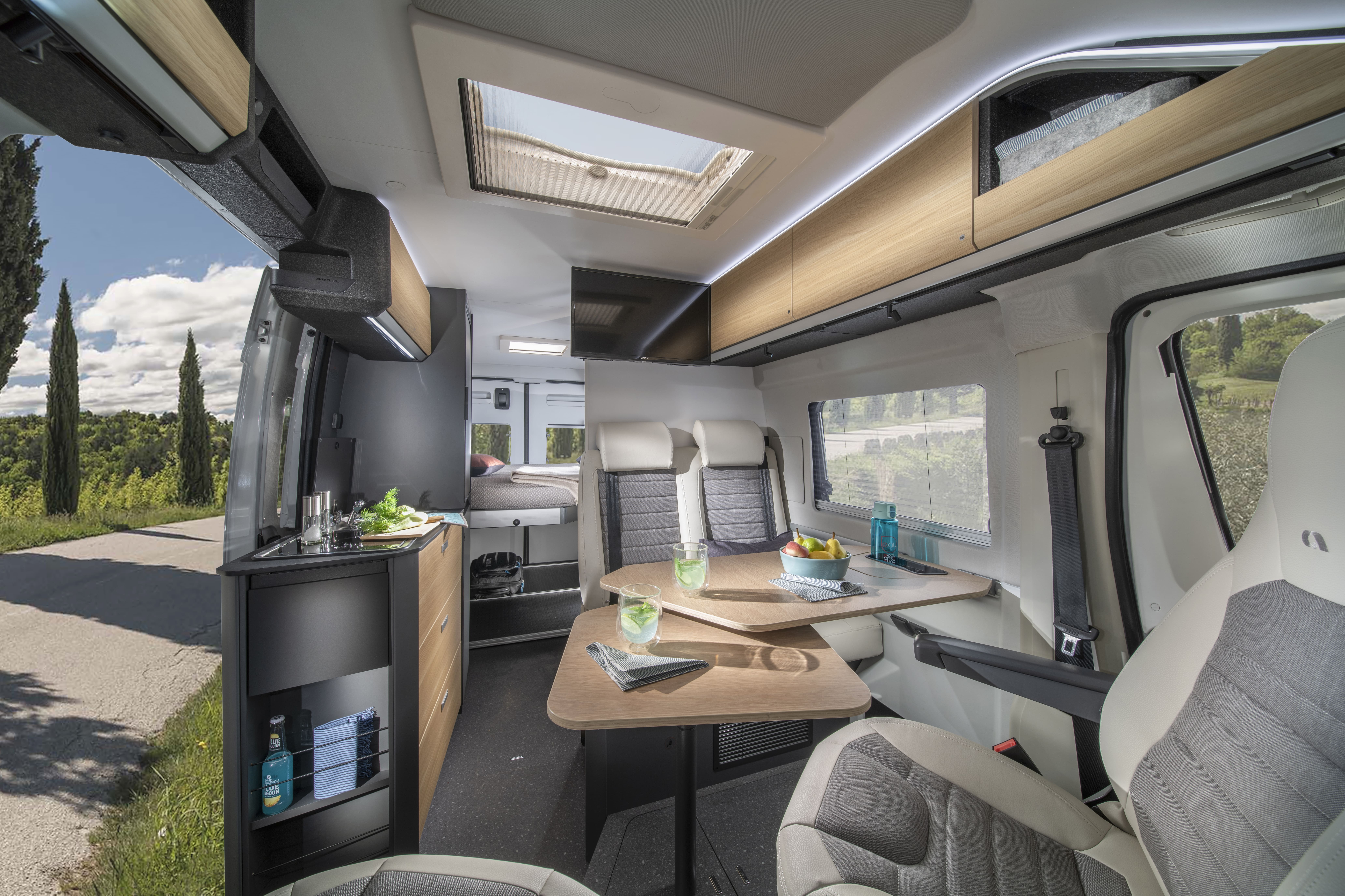 Modern ausgestatteter Innenraum eines Adria Campers mit viel Tageslicht