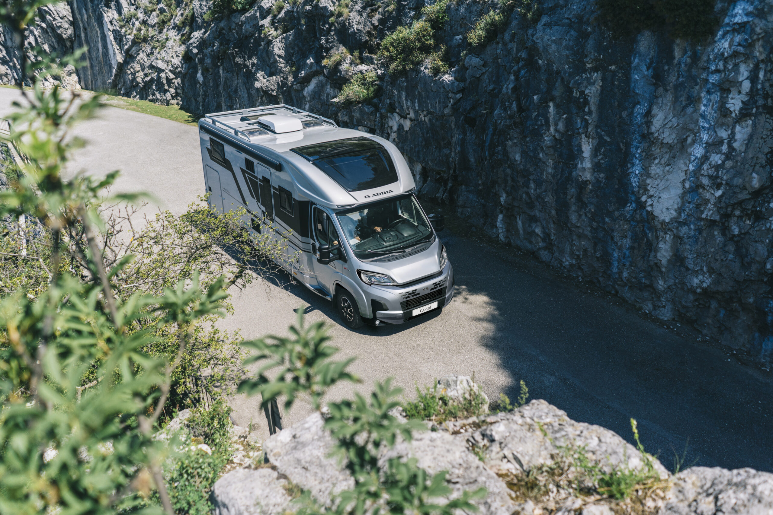 Adria Reisemobil auf kurvenreicher Bergstraße – Freiheit auf vier Rädern erleben